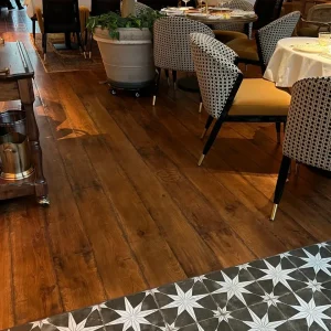 Ресторан на набережной-художественный паркет из массива дуба.