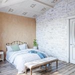 Антикварный дубовый паркет «Шамони» в интерьере светлой спальни