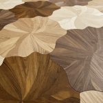 Цветы на паркете в романтическом интерьере